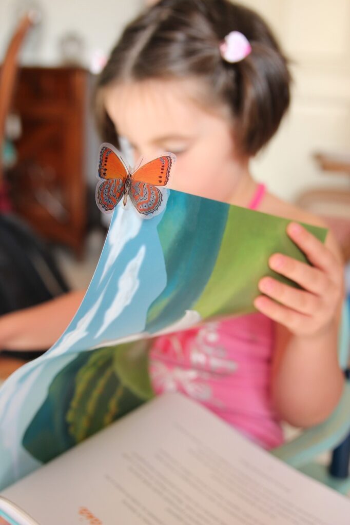 enfant qui apprend a lire avec la méthode montessori